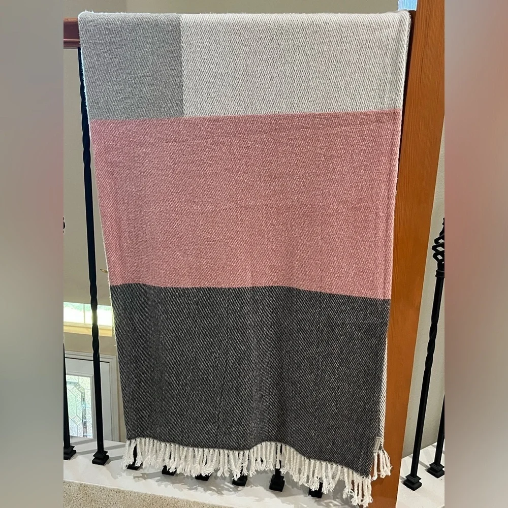 TEXTEIS PENEDO Pink and Gray Color Block Throw Blanket, COTTAGE CORE, 58”X 52”